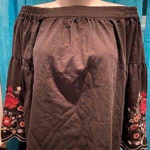 Off the shoulders floral top with cup sleeves M